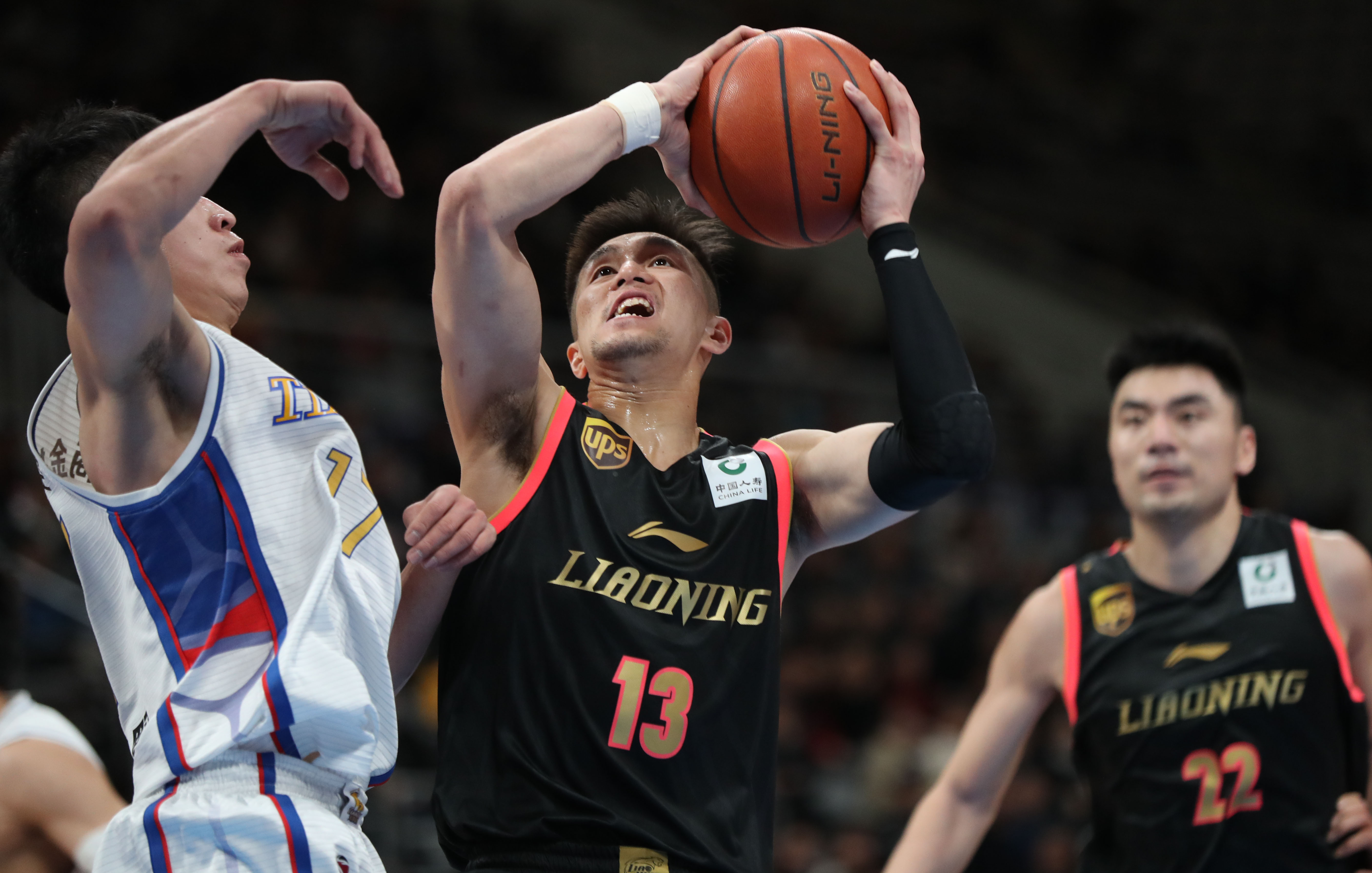 垒打主导的 垒打主导的